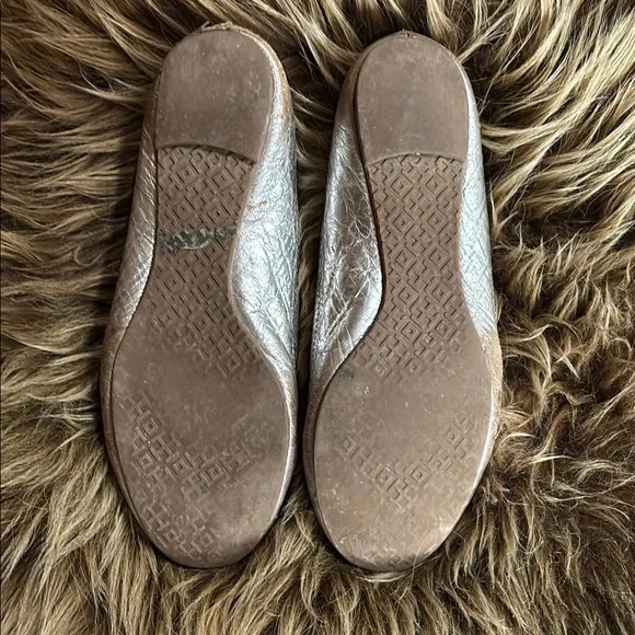 Tory Burch Silver Flats with Iconic Logo and Metallic Finish - Picture 2 of 4